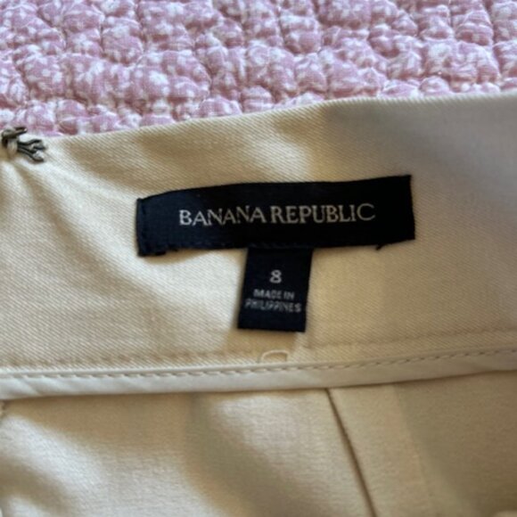 Stretch cream skirt with gold hardware in size 8 by Banana Republic - Picture 2 of 3